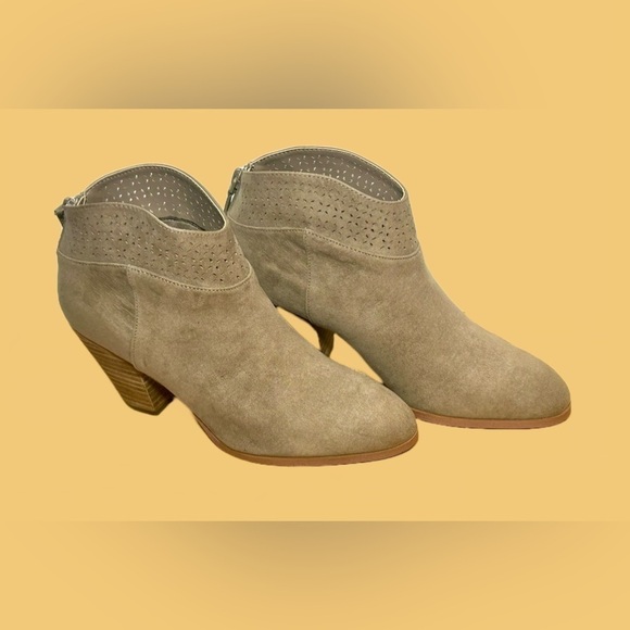 NWT Violet & Red Jackson Lazer Cut Topline Faux Suede Bootie in Taupe Size 7M - Picture 2 of 15